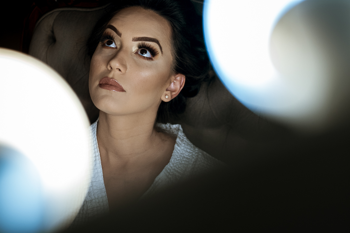 noiva finalizando sua maquiagem