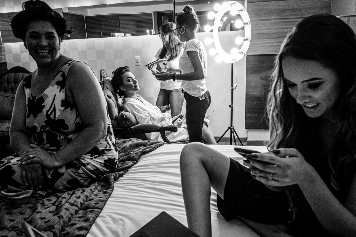 noiva tentando espiar o que sua irmã e mãe tanto riem no making of