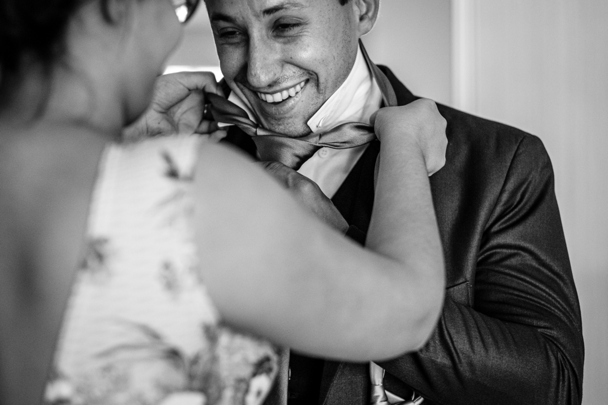 noivo se arrumando no making of