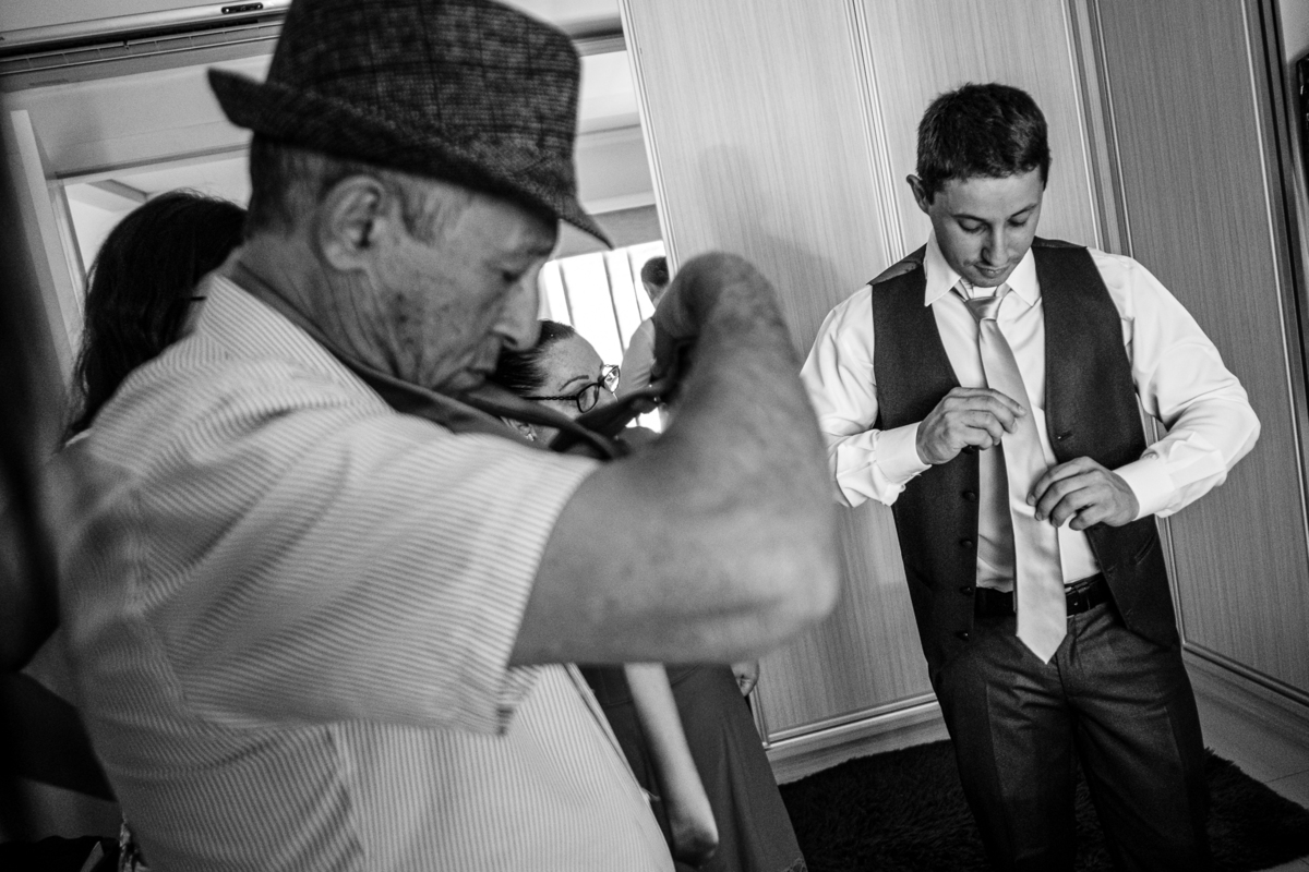 noivo se arrumando no making of