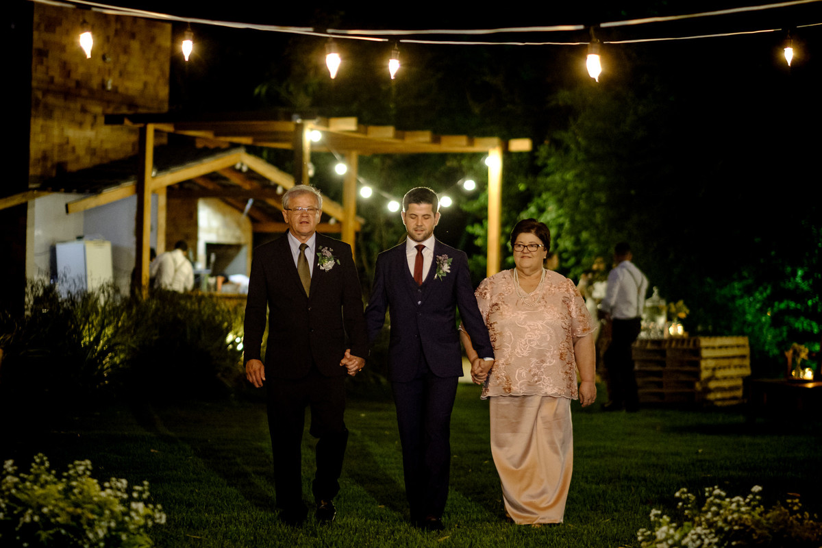 entrada do noivo com seus pais