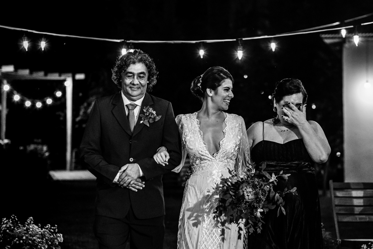 mãe da noiva emocionada na entrada