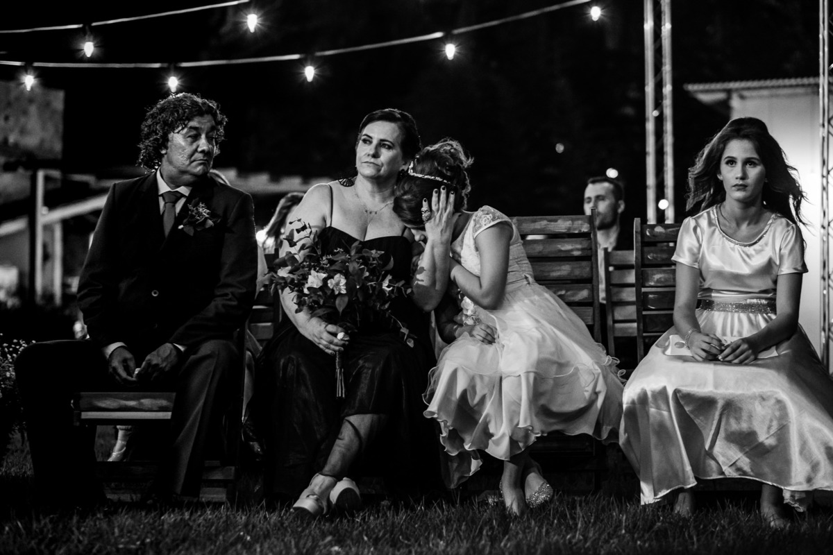 daminha emocionada com a cerimônia de casamento