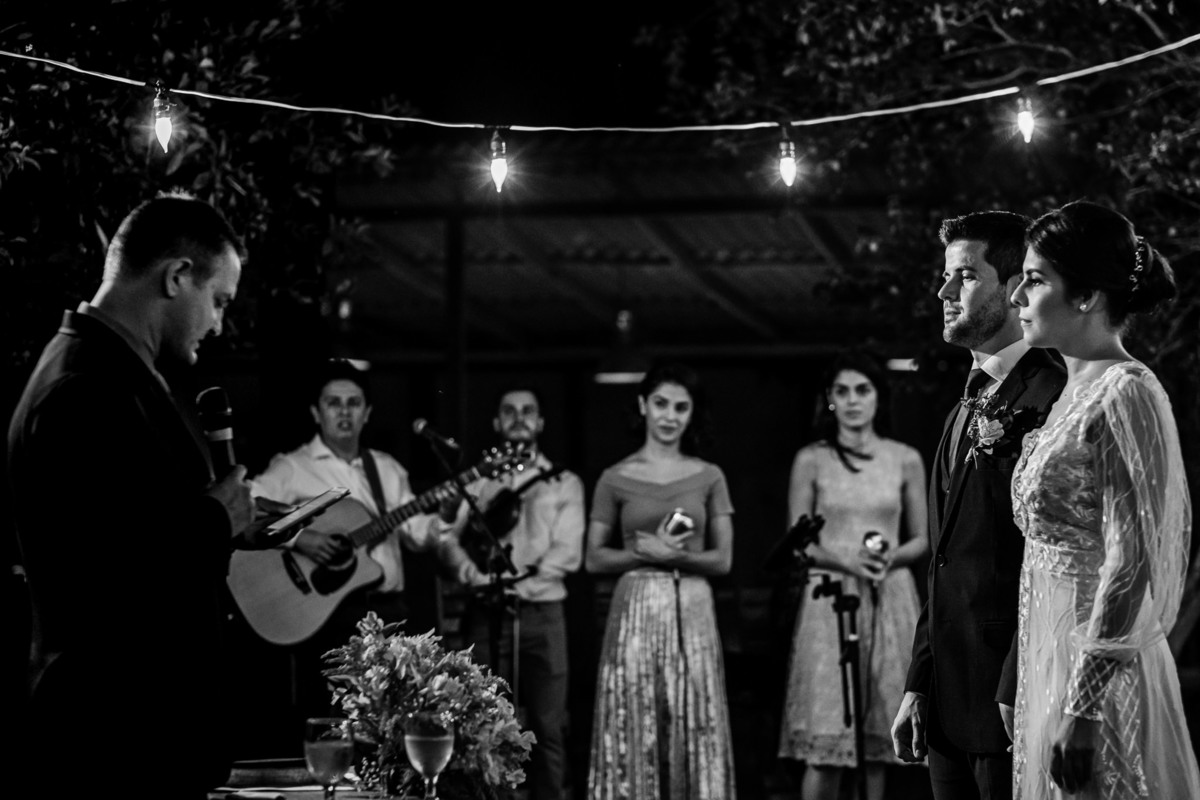 noivos em frente ao celebrante e os músicos ao fundo