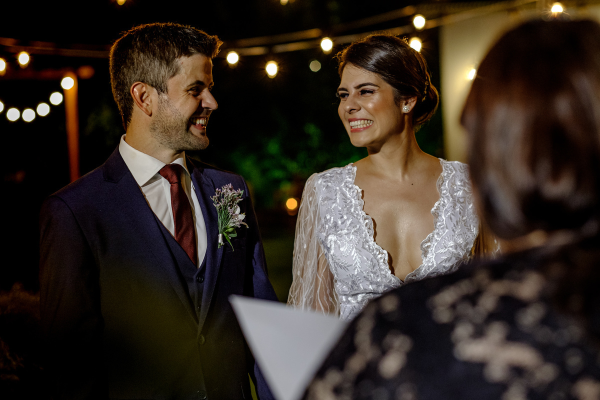 noivos felizes na cerimônia