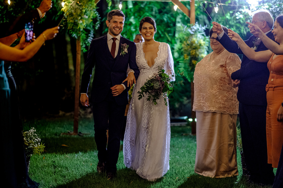 saída dos noivos em meio ao convidados com sparkles