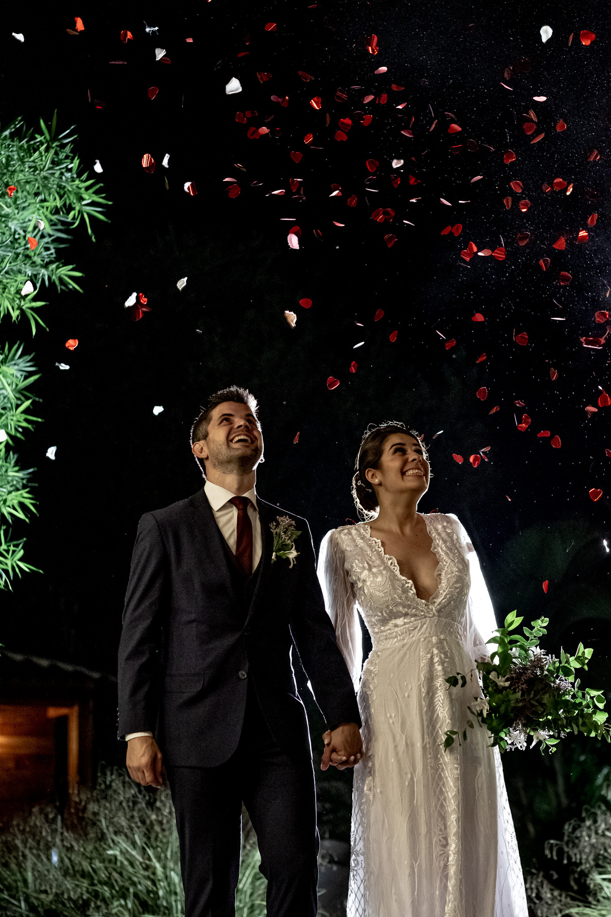 noivos sendo recebidos com chuva de papel picado no salão