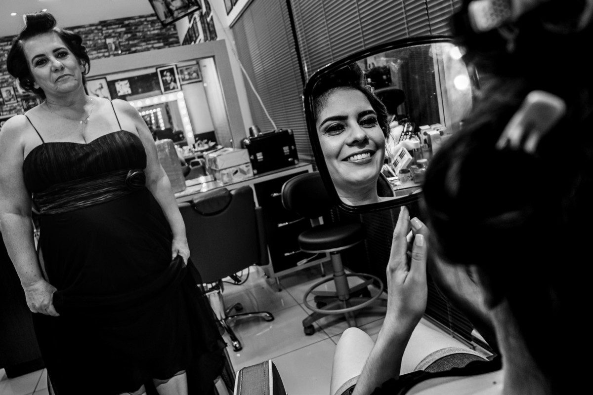 mãe admirando sua filha noiva no making of