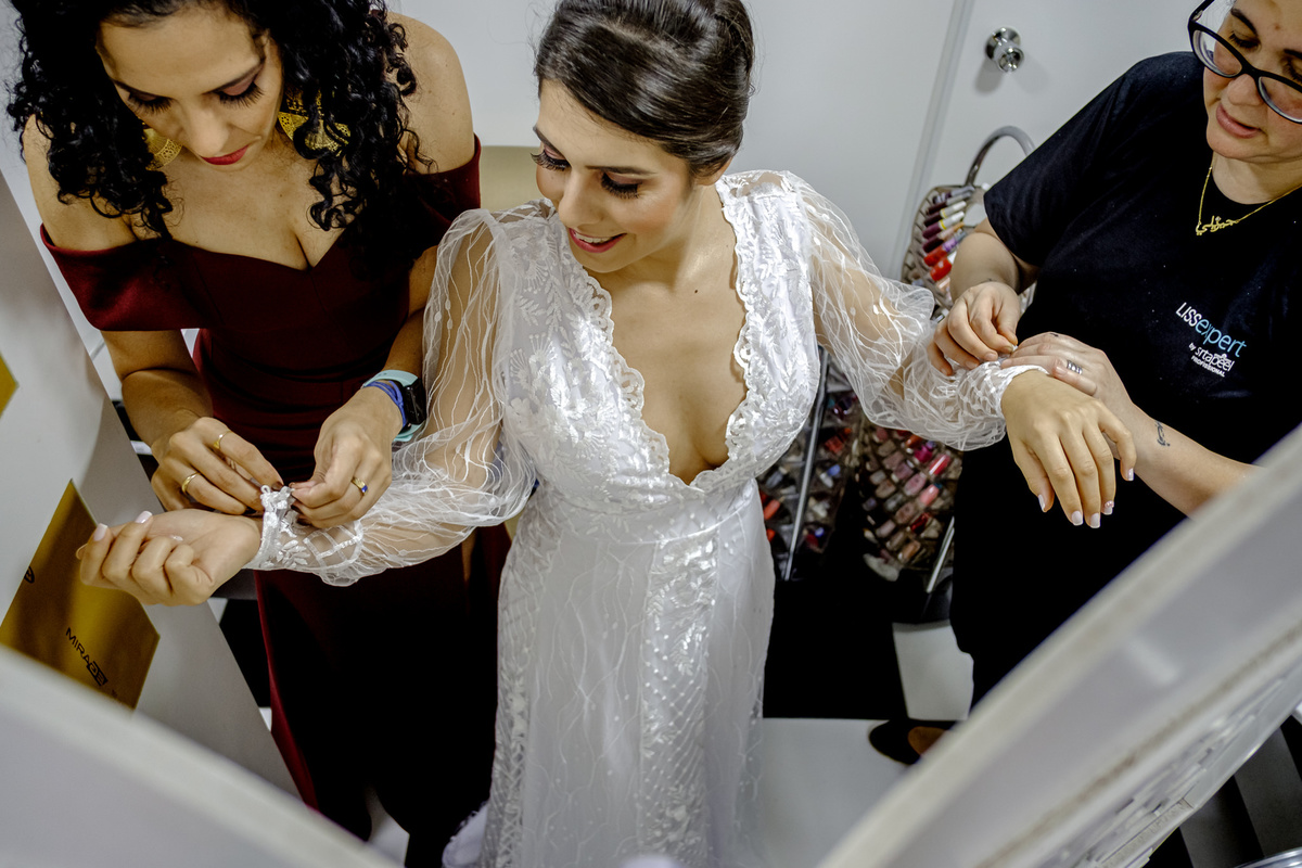 noiva nos últimos ajustes no vestido em making of