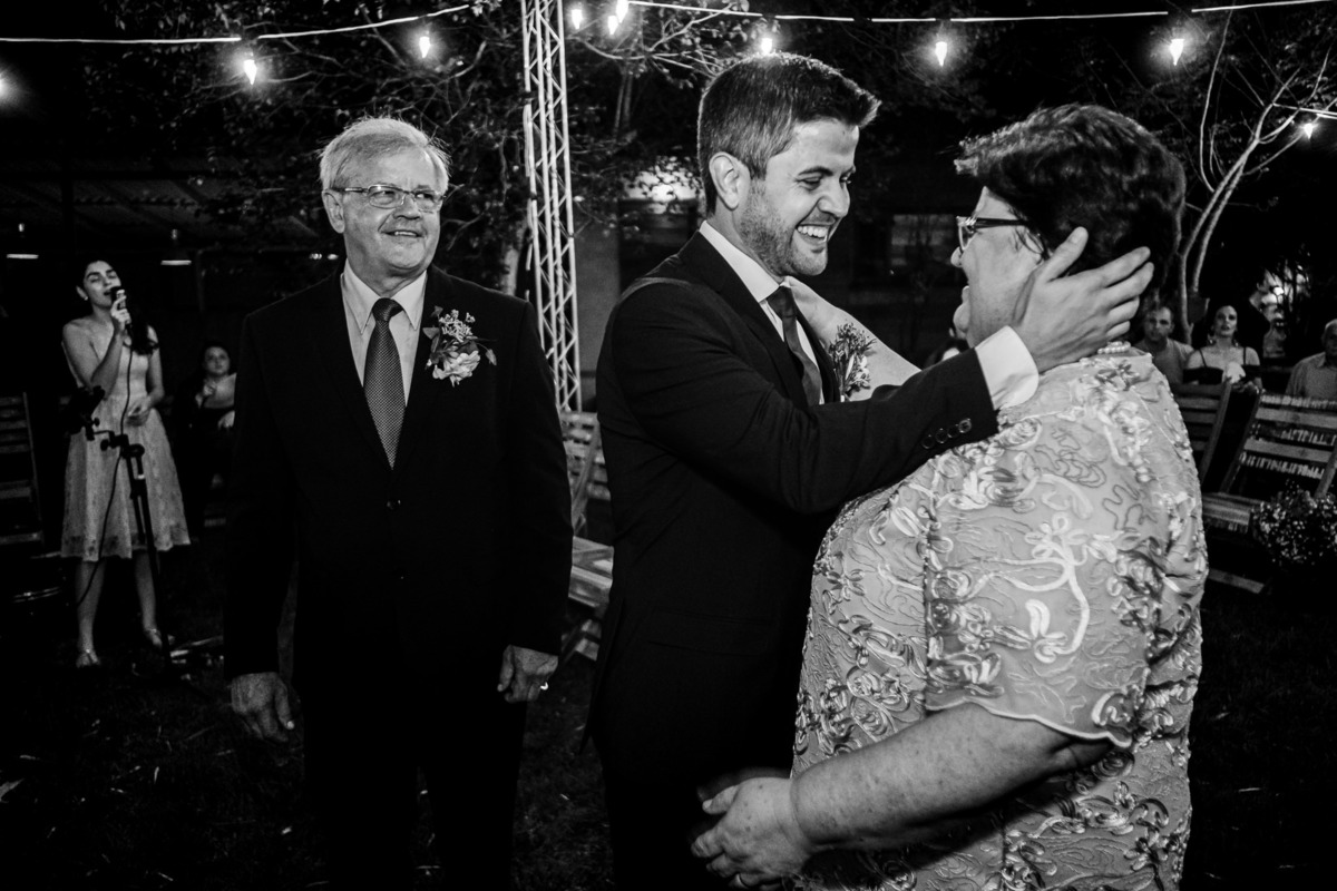 carinho do noivo em sua mãe após a entrada