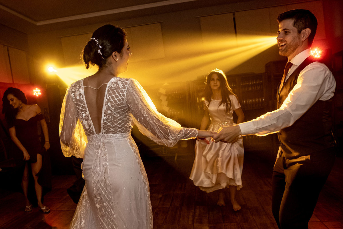 noivos dançando