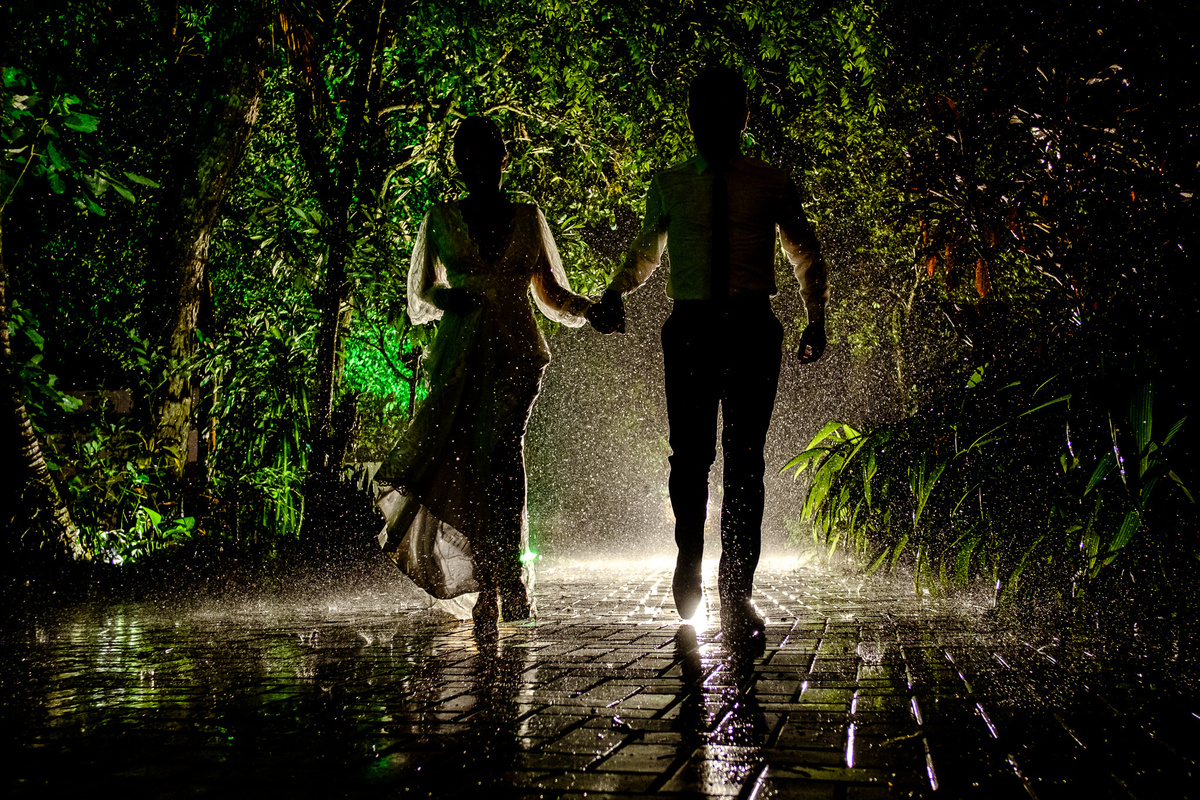 noivos correndo na chuva