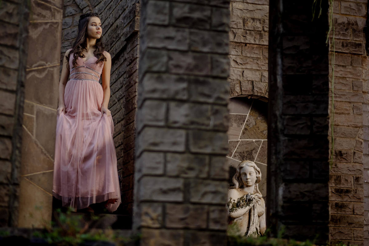 debutante posando em seu castelo