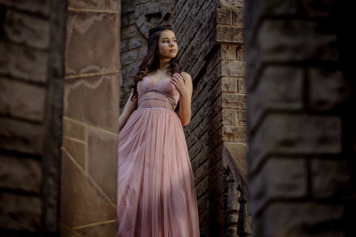 debutante posando em seu castelo