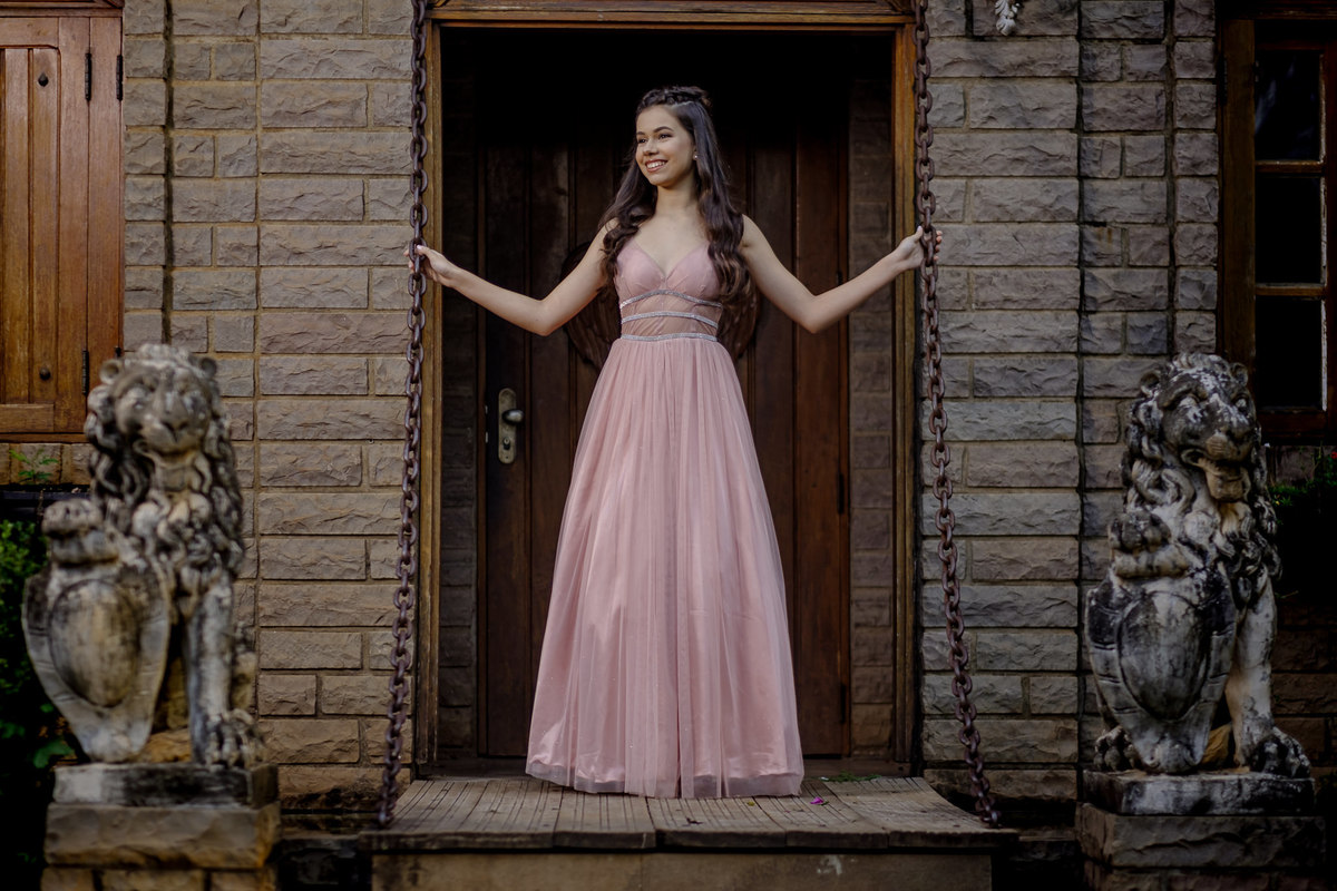 debutante princesa na porta do seu castelo
