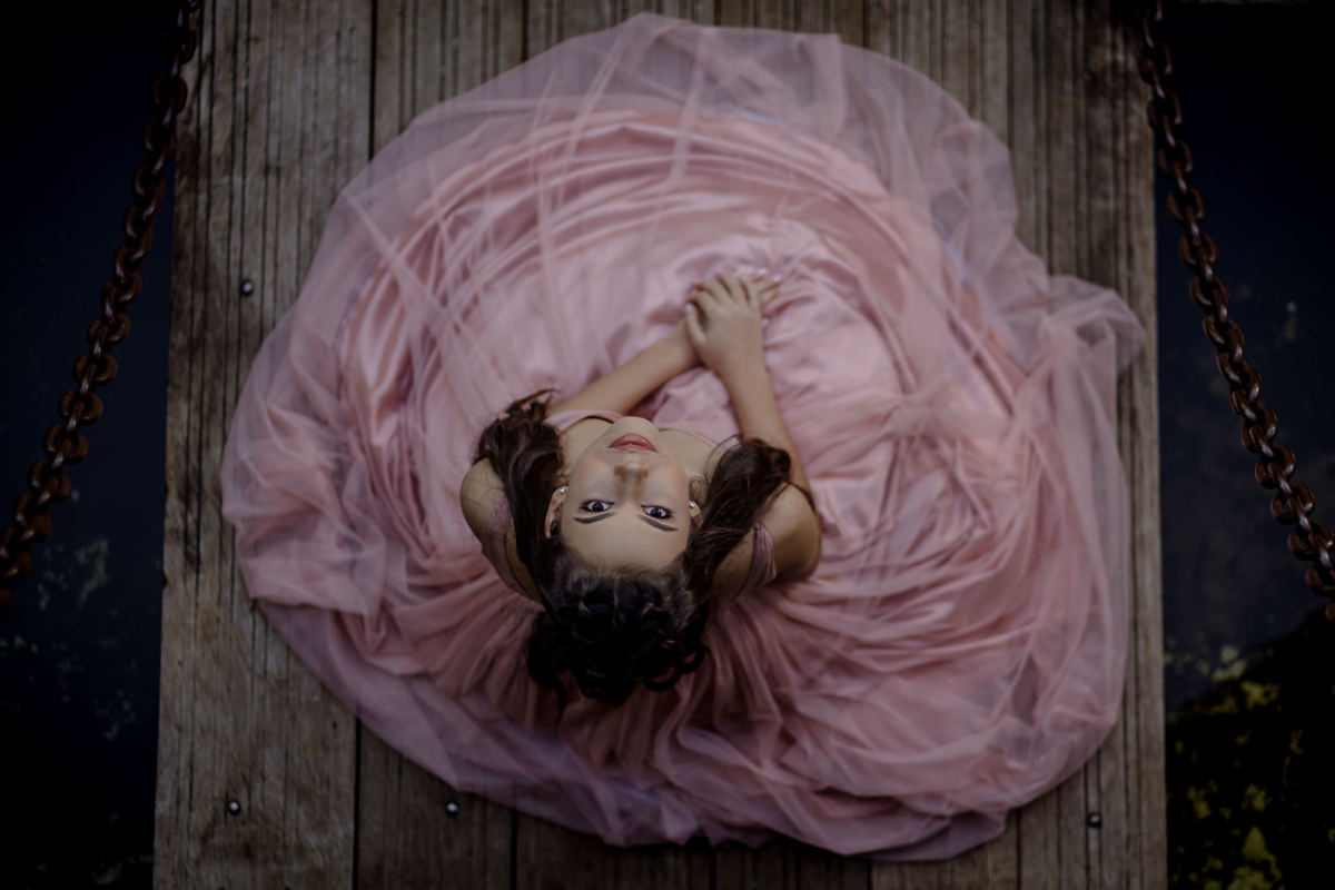 debutante sentada sobre a ponte do castelo
