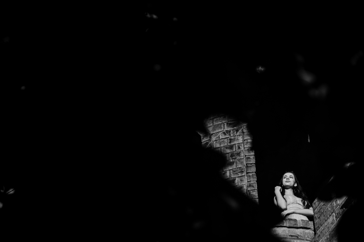 debutante princesa na janela dos seus aposentos em seu castelo