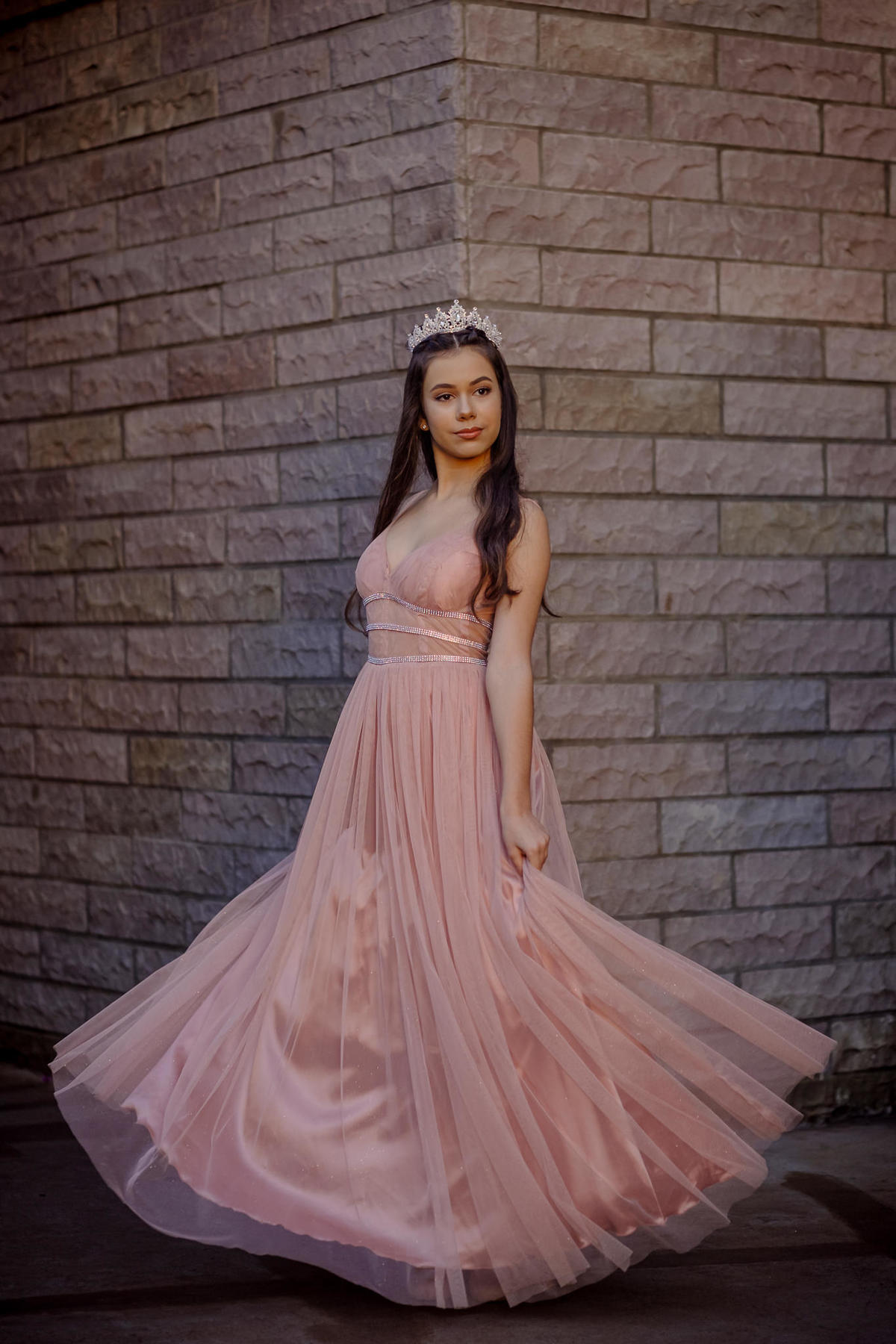 debutante princesa posando com seu vestido cheio de glamour