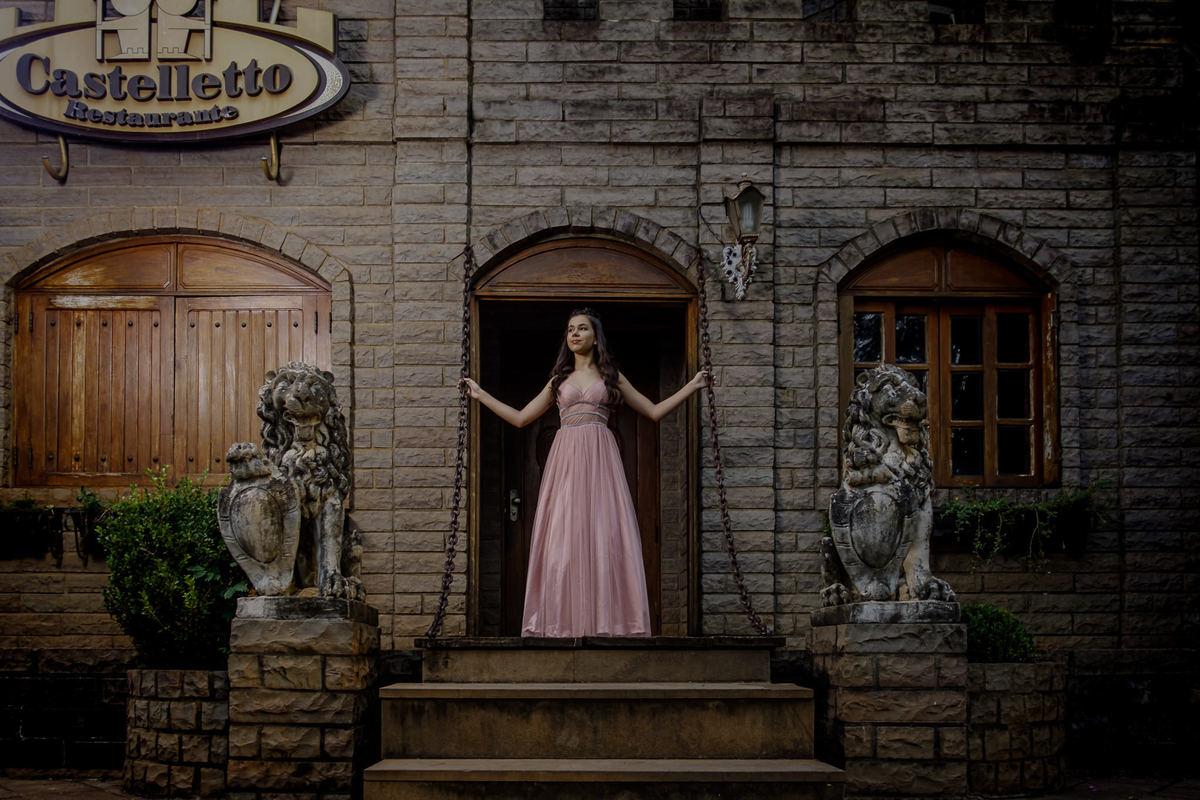 debutante princesa na porta do seu castelo
