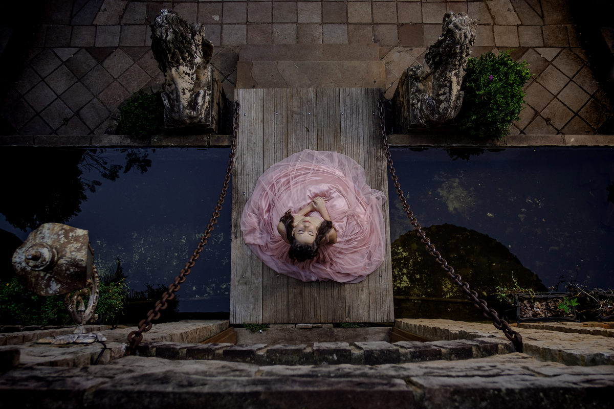 debutante sentada sobre a ponte do castelo