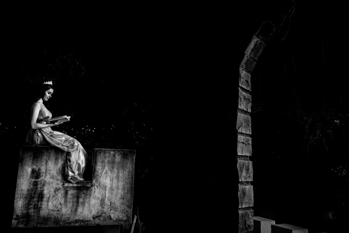 debutante princesa lendo um conto de fadas em seu castelo