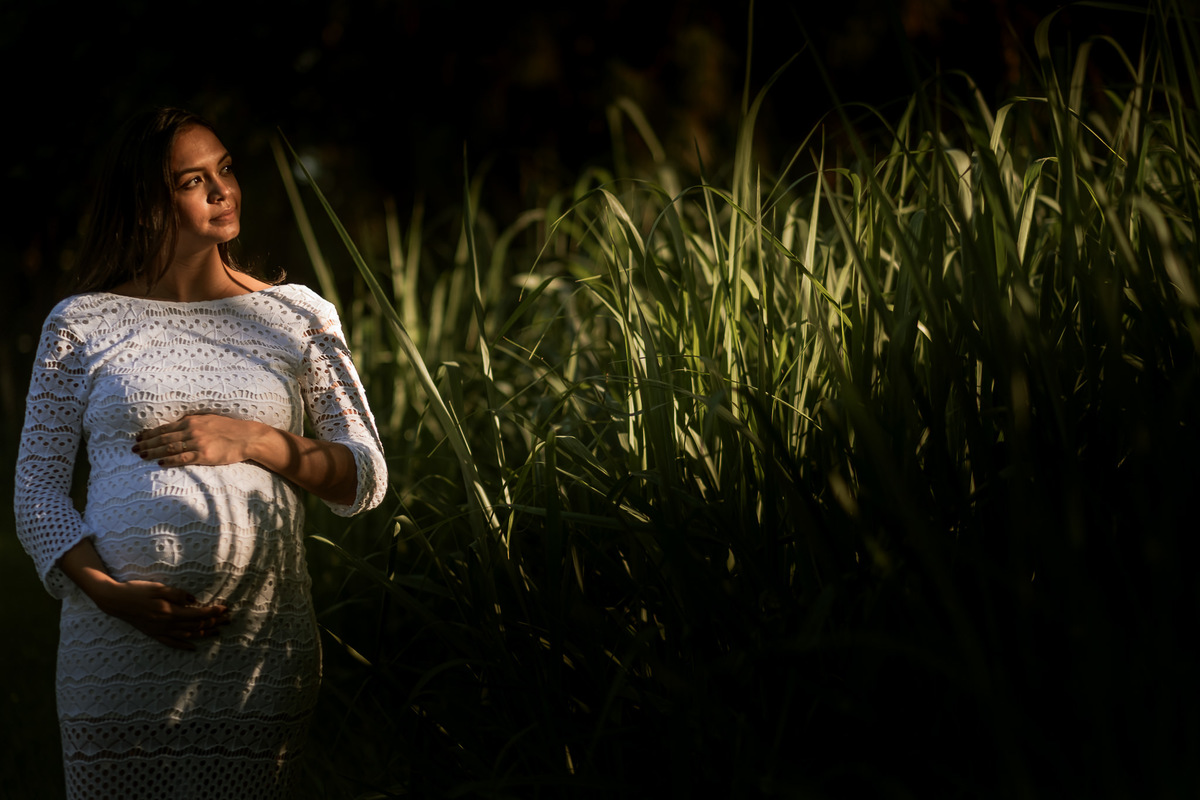 mamãe gestante posando para a foto em meio a natureza
