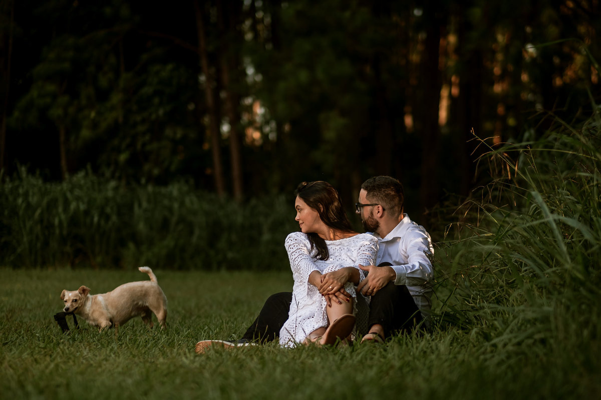futuros papais com seu cachorrinho de estimação chamado Tobias carregando sua coleira de passeio
