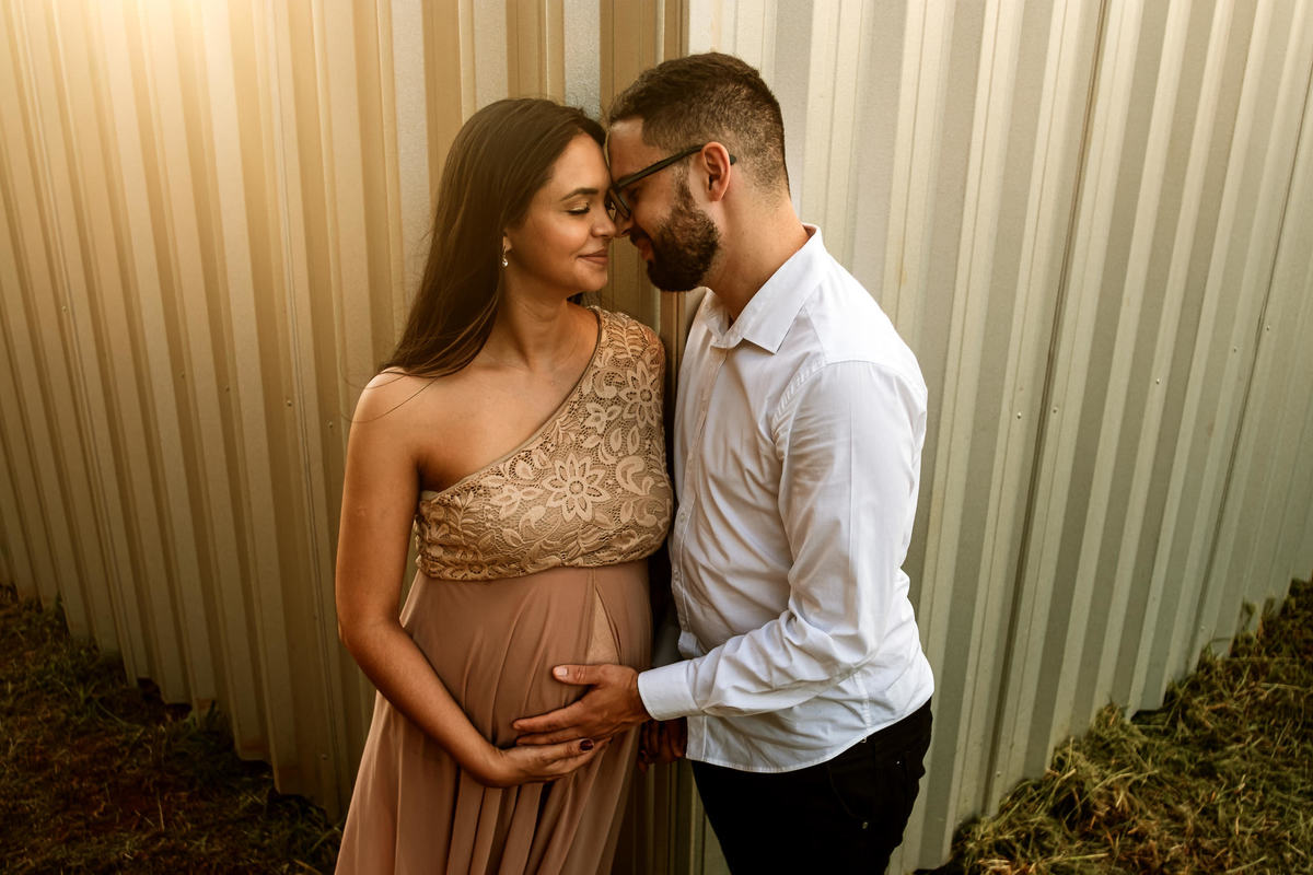 casal gestante posando para a foto