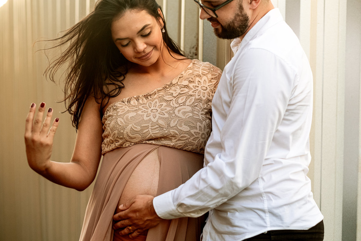 casal gestante posando para a foto