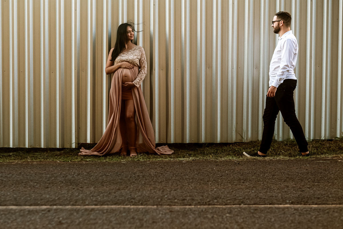 papai caminhando em direção a futura mamãe