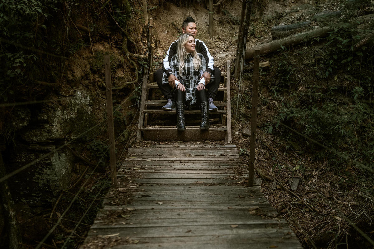 casal abraçado e sentados na escada de madeira