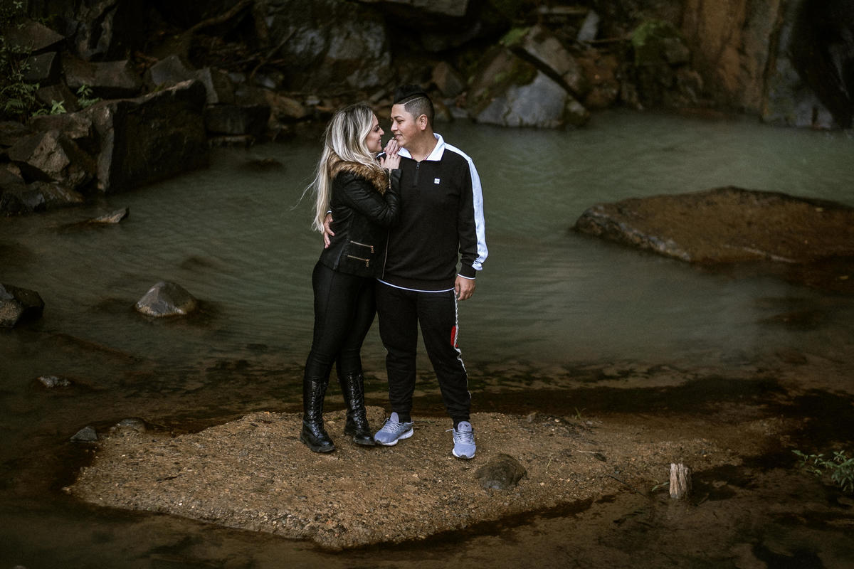 casal abraçado próximo ao lago