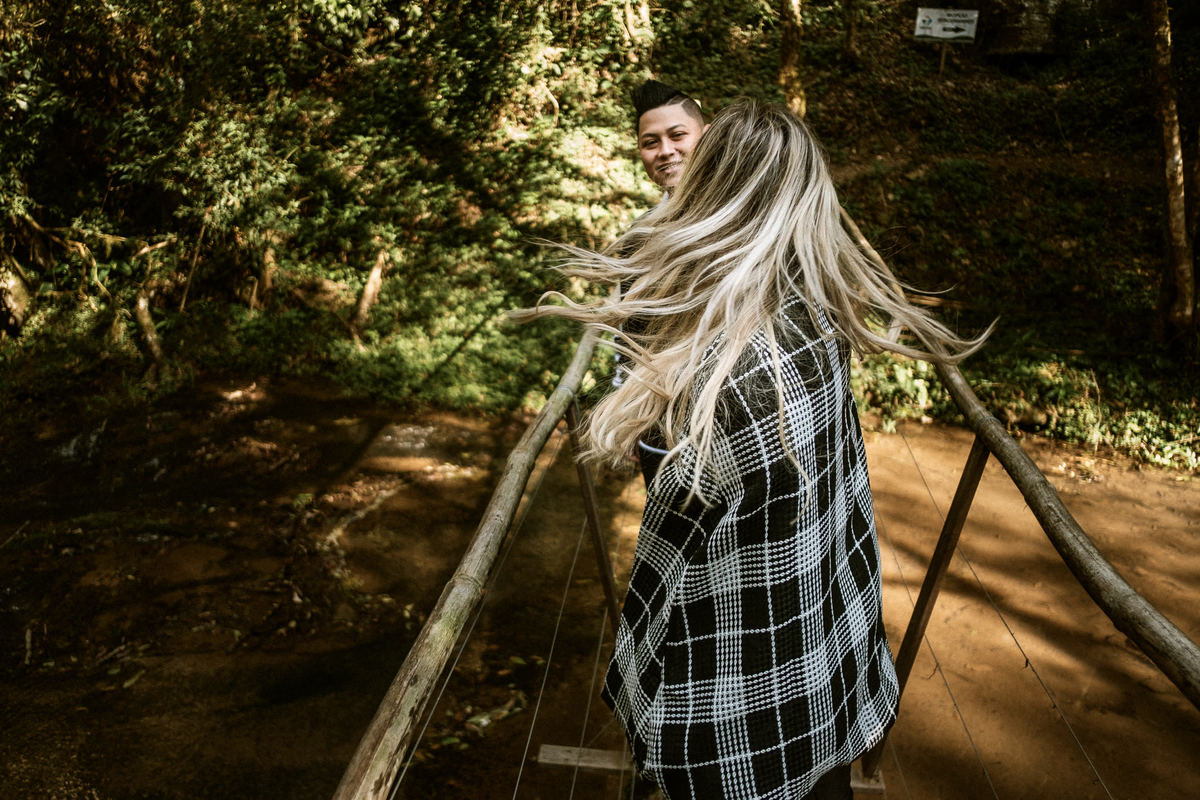 noiva balançando o cabelo enquanto vira pra olhar o noivo