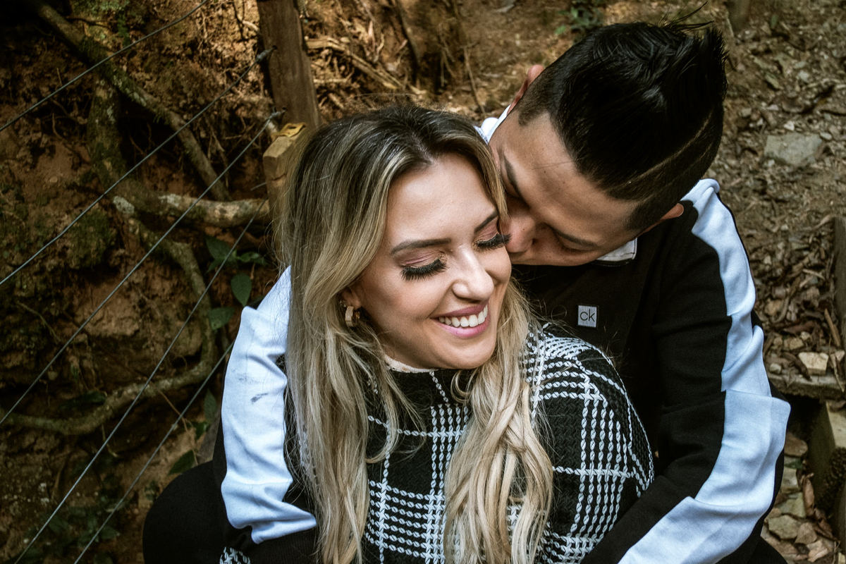 casal abraçado na escada de madeira