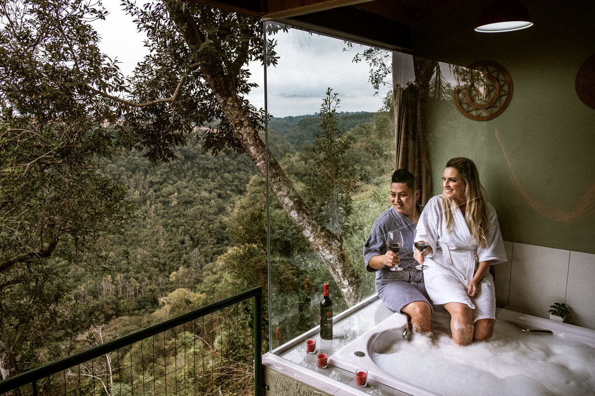 casal bebendo vinho na banheira