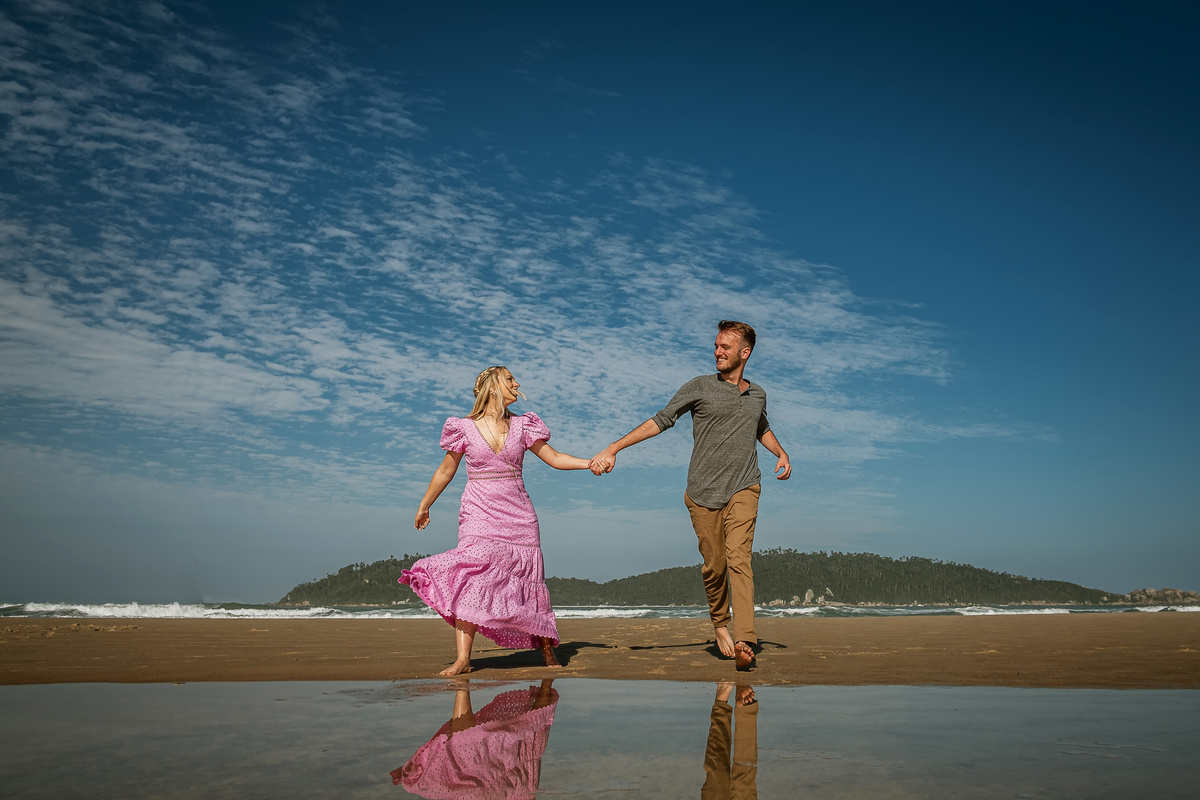 casal correndo na praia