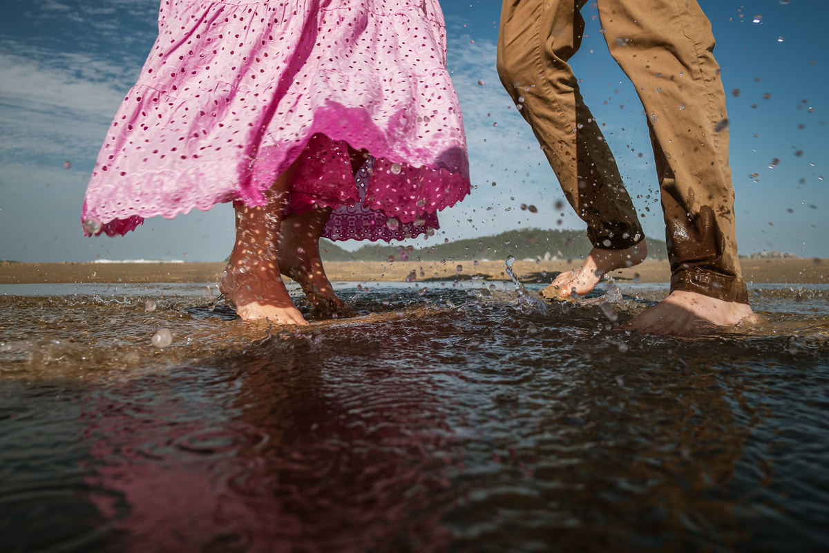 casal correndo na praia