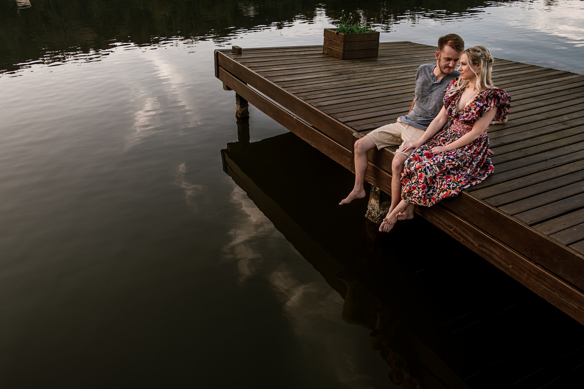 casal sentados em deck