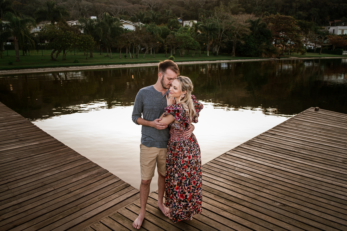 casal abraçados em deck