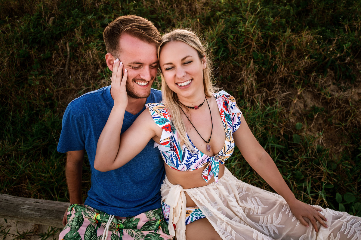 casal sorrindo na praia