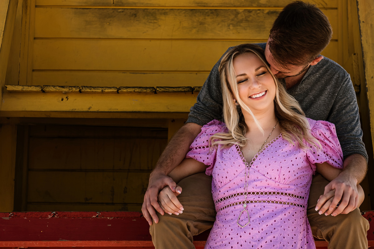 casal apaixonado em mirante na praia