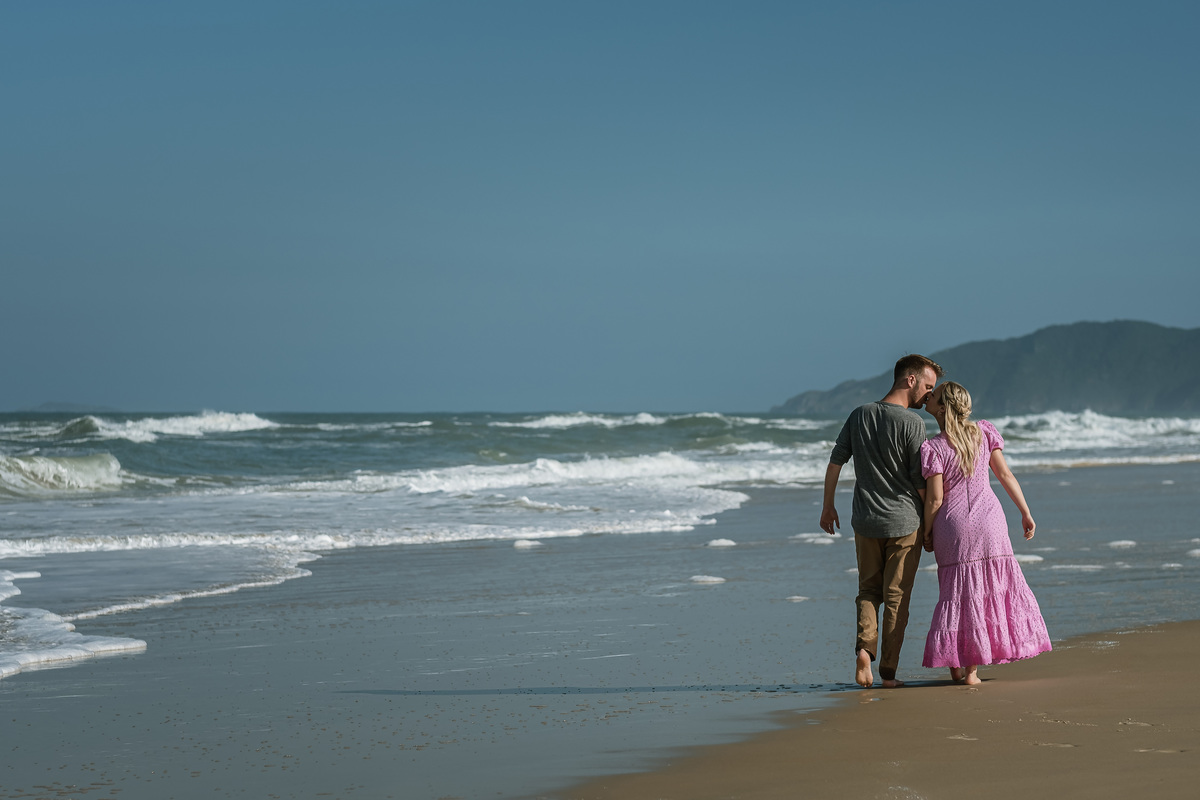 casal caminhando na praia
