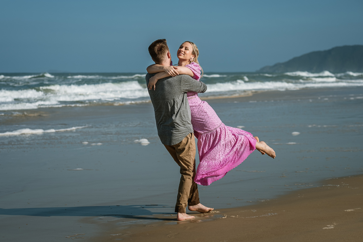 casal caminhando na praia