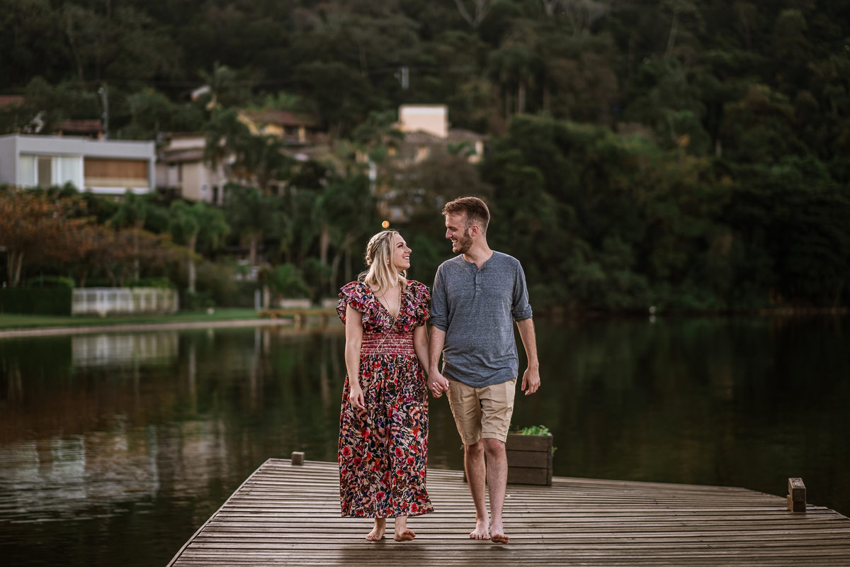 casal caminhando em deck