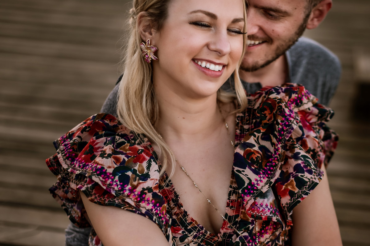 casal apaixonado sentados no deck