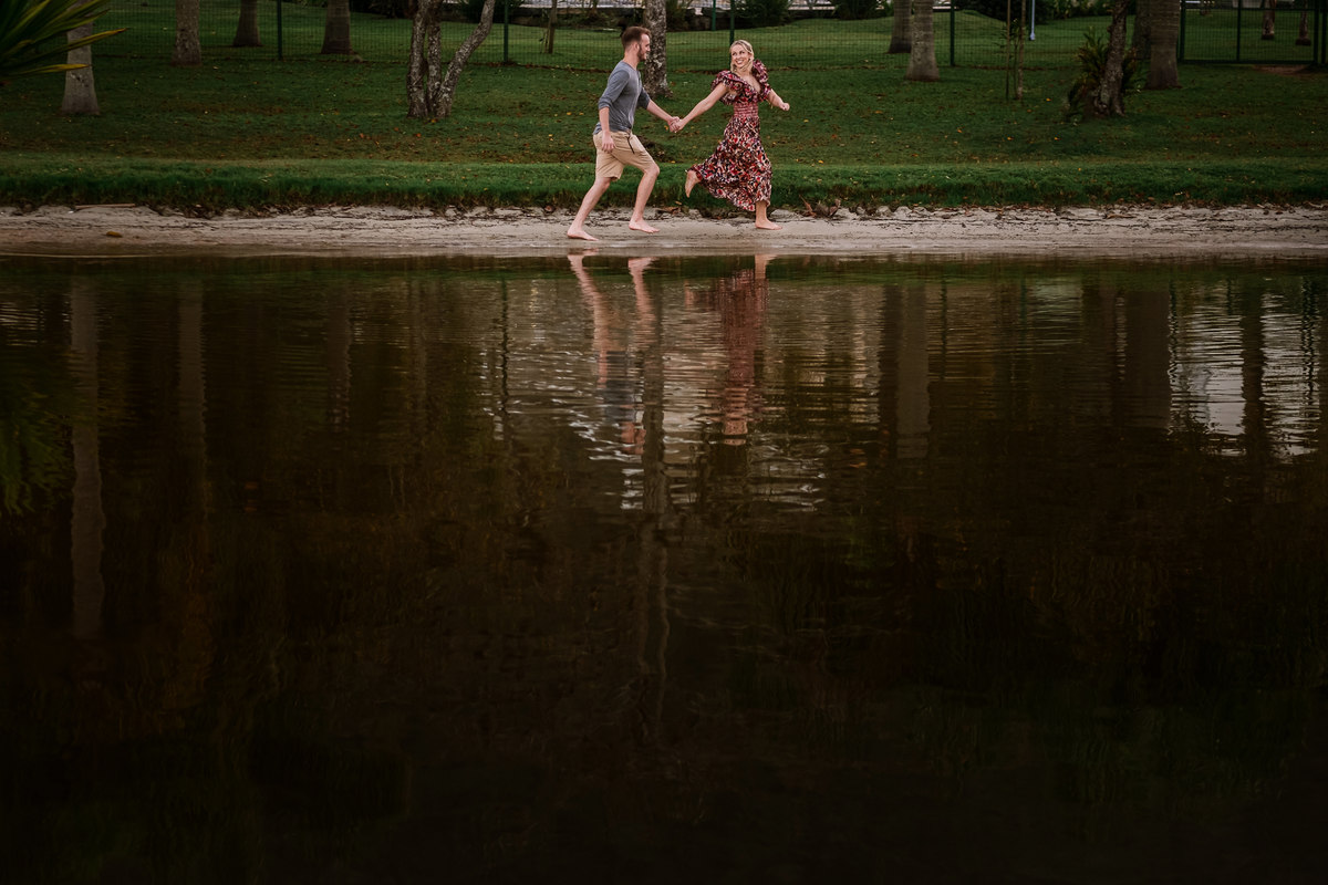 casal correndo na beira da lagoa