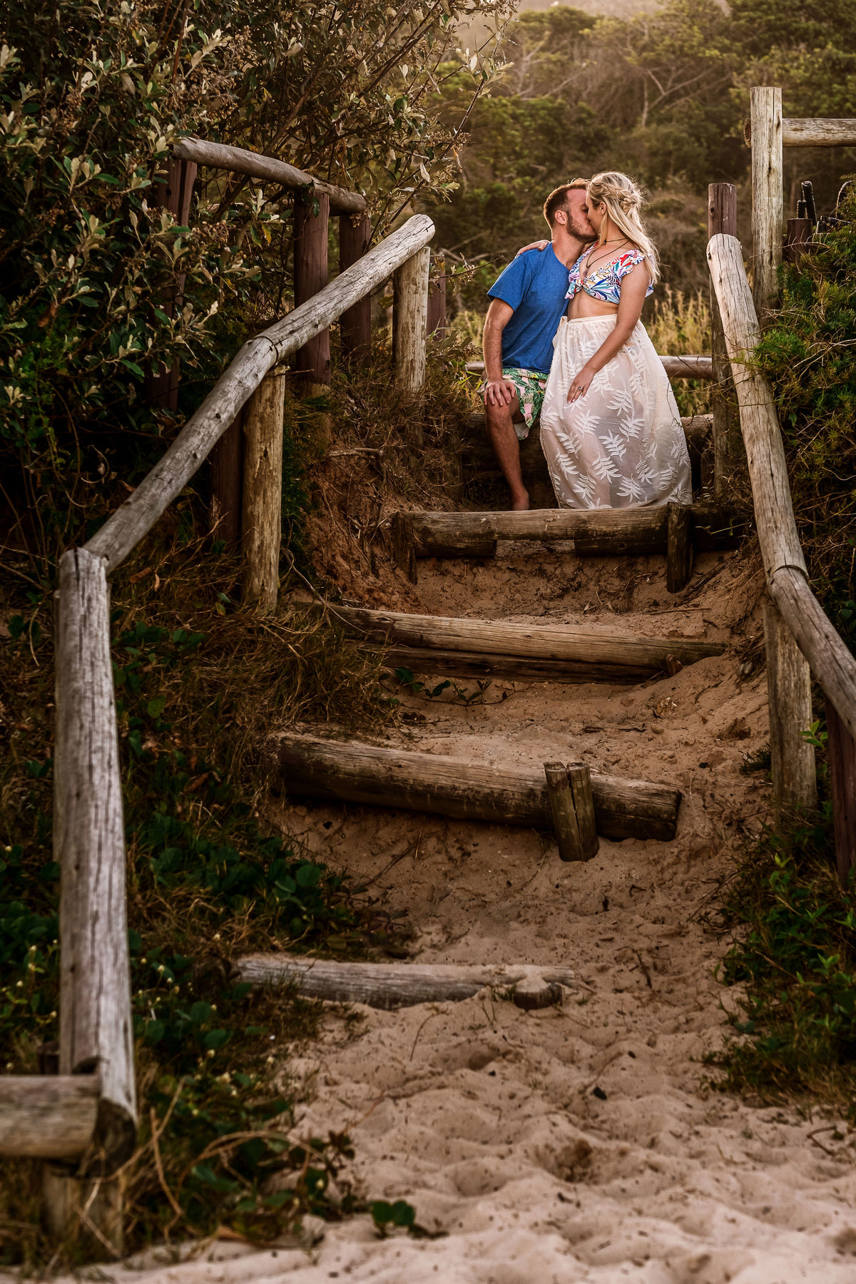 casal sentados a beira da praia