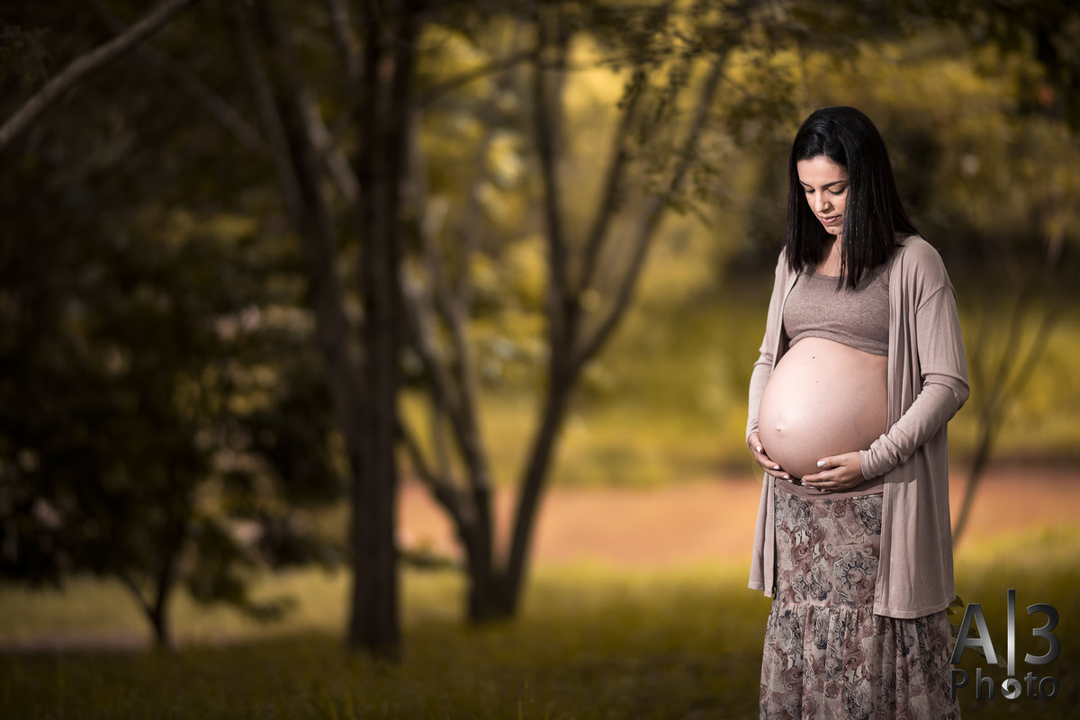 Foto de Ensaio Gestante, Grávida com a mão na barriga. Foto de Ensaio Gestante em alphaville