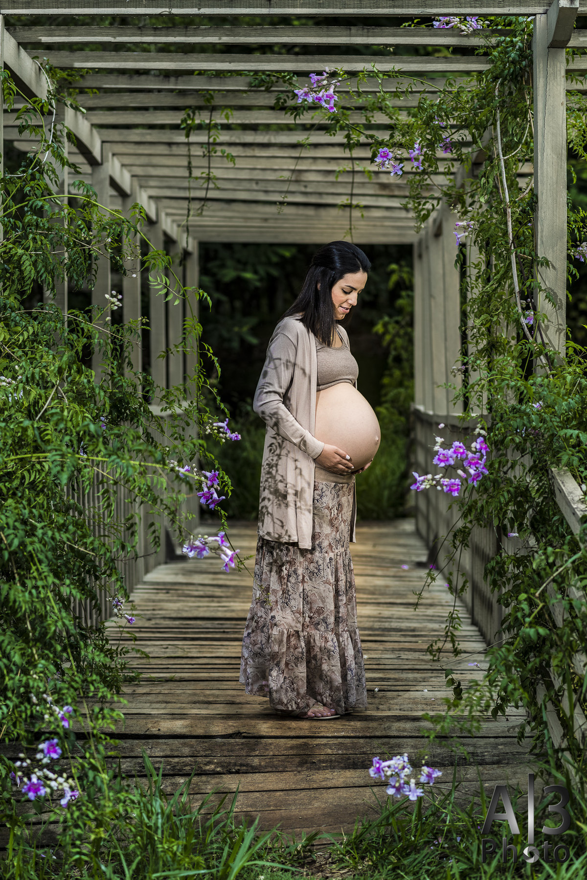 Foto de Ensaio Gestante, Grávida com a mão na barriga. Foto de Ensaio Gestante em alphaville