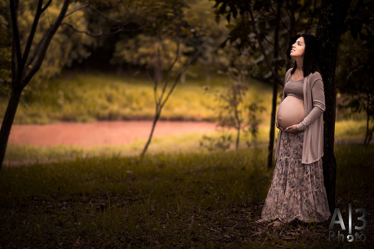 Foto de Ensaio Gestante, Grávida com a mão na barriga. Foto de Ensaio Gestante em alphaville